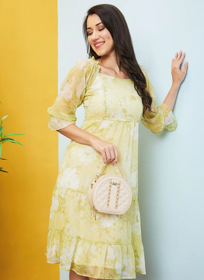 جلو باص فستان نسائي أصفر مطبوع بالزهور بقصة واسعة